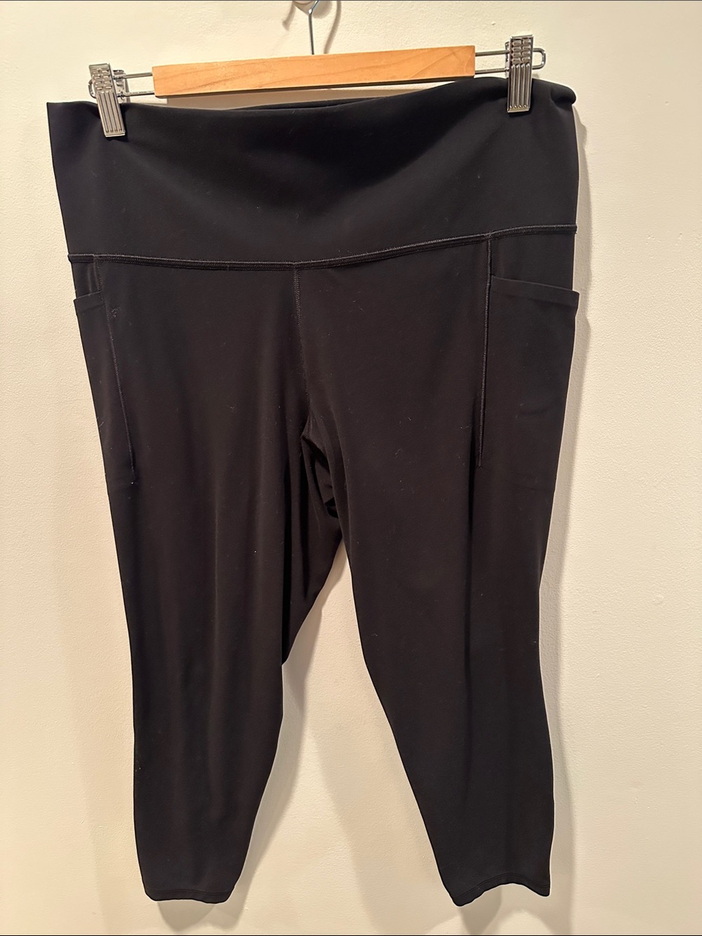 Athleta Salutation Stash 7/8 Tight/Legging Black